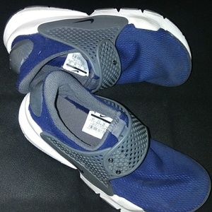 Unisex Nike size 4y